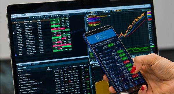 Managerii de fonduri: Cererea ridicată susţine creşterile de la BVB; piaţa are nevoie de noi listări